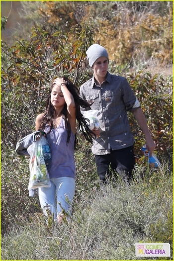 normal_selena-gomez-justin-bieber-subway-sandwiches-31 - 4 04 2012 Selena and Justin at a picnic Los Angeles