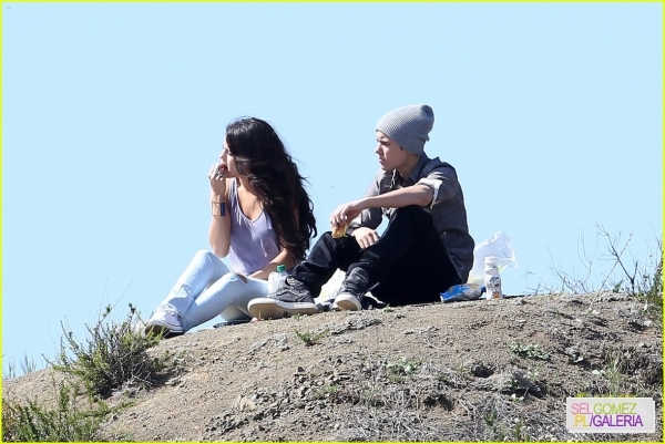 normal_selena-gomez-justin-bieber-subway-sandwiches-32 - 4 04 2012 Selena and Justin at a picnic Los Angeles