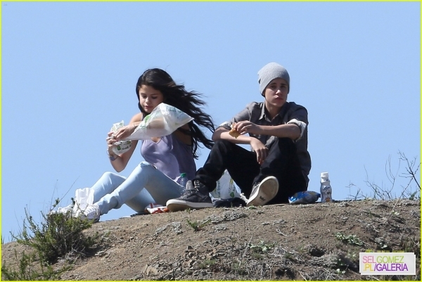 normal_selena-gomez-justin-bieber-subway-sandwiches-33 - 4 04 2012 Selena and Justin at a picnic Los Angeles