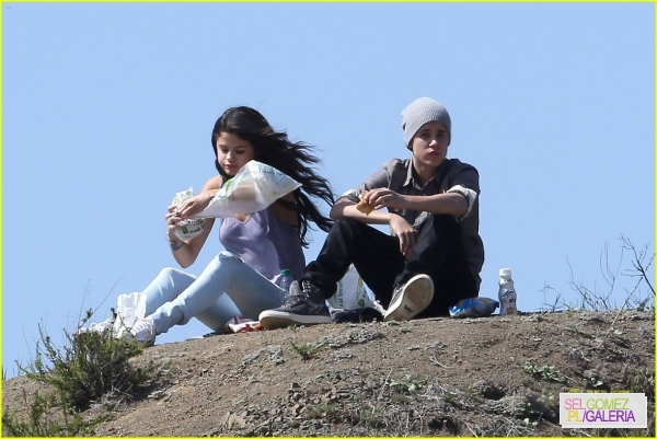 normal_selena-gomez-justin-bieber-subway-sandwiches-33