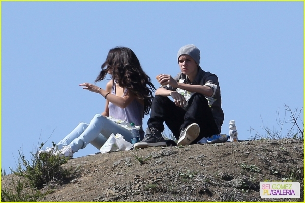 normal_selena-gomez-justin-bieber-subway-sandwiches-34 - 4 04 2012 Selena and Justin at a picnic Los Angeles