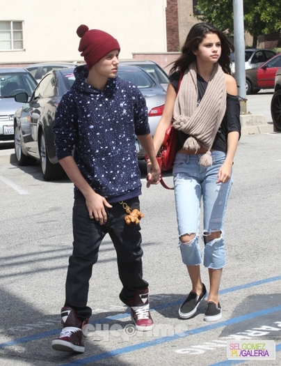 normal_tumblr_m211pgO5Oz1rq31q9o1_1280 - 5 04 2012 Jelena on the way to dinner Los Angeles