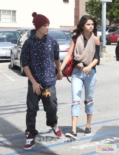 normal_tumblr_m211pgO5Oz1rq31q9o3_1280 - 5 04 2012 Jelena on the way to dinner Los Angeles