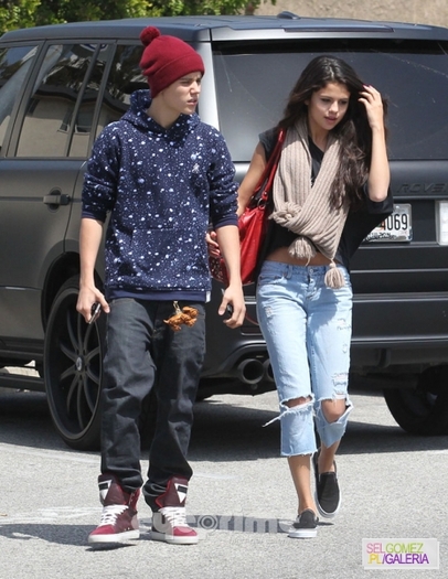 normal_tumblr_m211pgO5Oz1rq31q9o4_1280 - 5 04 2012 Jelena on the way to dinner Los Angeles