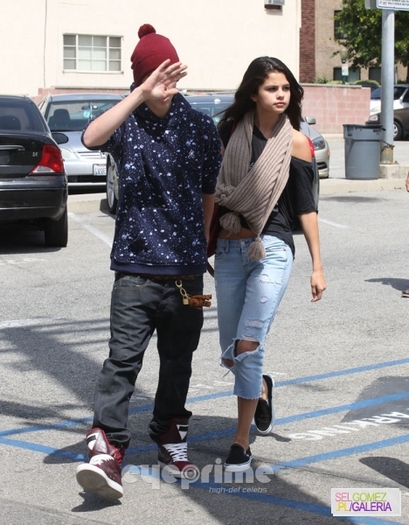 normal_tumblr_m211pgO5Oz1rq31q9o7_1280 - 5 04 2012 Jelena on the way to dinner Los Angeles