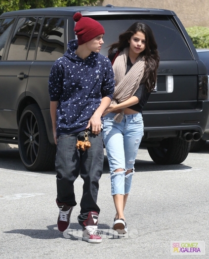 normal_tumblr_m211pgO5Oz1rq31q9o8_1280 - 5 04 2012 Jelena on the way to dinner Los Angeles