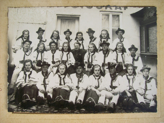 TINERETUL DIN SATUL  PALOS  ,IN MIJLOC DIRECTORUL SCOLI PRIMARE  IOAN  TARCEA  prin anii '30... - O  schita monografica a  satului PALOS ARDEAL