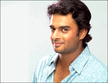 Este domnul de acolo..in camasa neagra