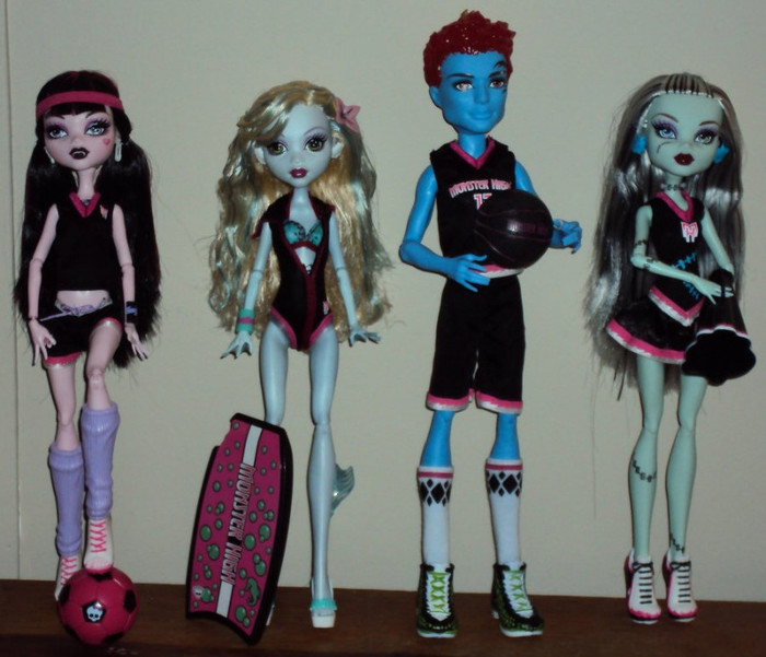 monster_high_scream_uniforms_by_itsamonsterthing-d36ogsd