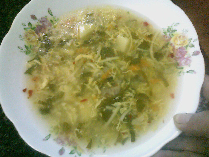 ciorbita de cartofi cu mazare, stevie si dreasa cu ou.