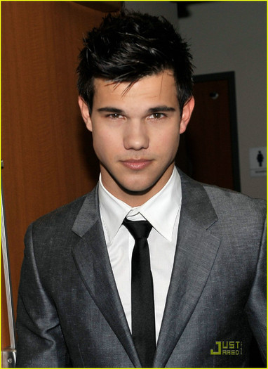 taylor-lautner-peoples-choice-2010-03 - taylor lautner