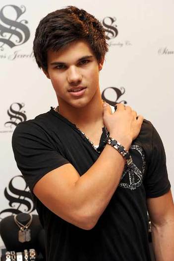 Taylor_Lautner_408444_gif - taylor lautner