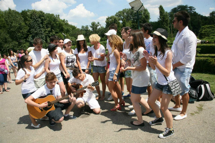 400597_121053218014137_100003283790002_99865_1742761579_n - LaLa Band