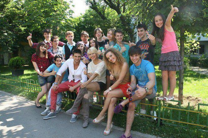 404687_118145604971140_100003271037150_86551_1528959409_n - LaLa Band