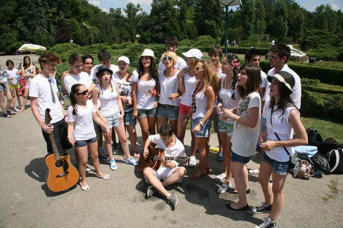 404841_107414602713100_100003336826779_38008_1544522574_n - LaLa Band