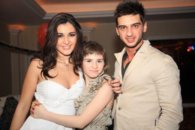 408597_112193338900125_100003283790002_54886_193439919_n - LaLa Band