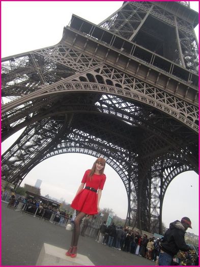 Bella-Thorne-Eiffel-Tower[1] - poze rare