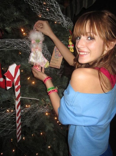 Bella-Thorne-Shake-It-Up-Christmas[1] - poze rare