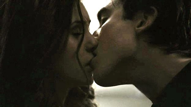 Cand o saruta pe Katherine - Damon and Elena kiss