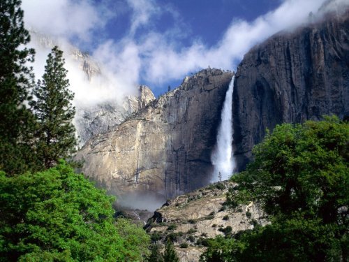 Parcul-National-Yosemite; Situat in California si este cunoscut pentru cascadele sale spectaculoase.
