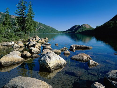 Parcul-National-Acadia; Situat in Maine, acest parc este format din insule, lacuri, paduri si un litoral.
