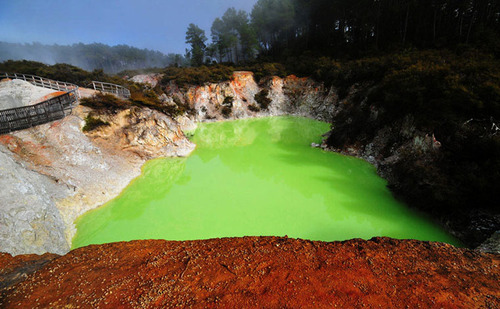 Baia-diavolului-Noua-Zeelanda; Baia Diavolului se gaseste in rezervatia Wai-O-Tapu din Noua Zeelanda. Se spune ca acest loc dateaza
