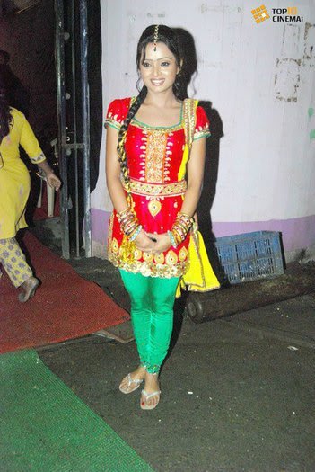 268447_121214617973138_100002538004023_146006_4416547_n - B-parul chauhan-B