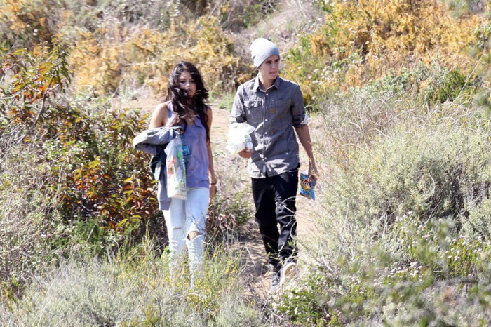 16 - Picnic With Justin---04 April 2012