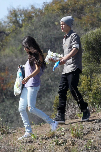 28 - Picnic With Justin---04 April 2012