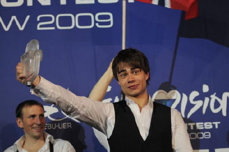 Alexander-Rybak--cu-trofeul-Eurovision-2009-spart - A l e x a n d e r