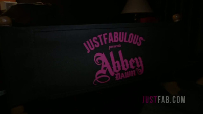 What's In Avril's Bag 036 - JUST - FAB - Give - Em - the - Boot - With - Avril - Lavigne - Captures