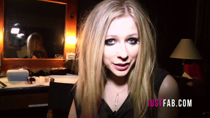 What's In Avril's Bag 044