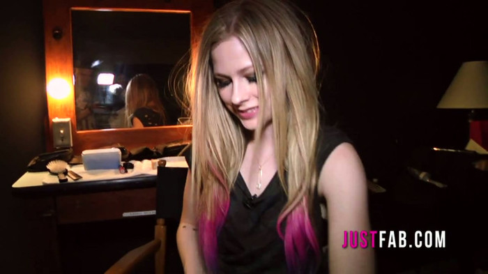 What's In Avril's Bag 049