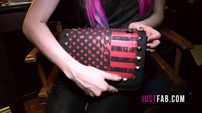 What's In Avril's Bag 056