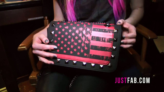What's In Avril's Bag 059