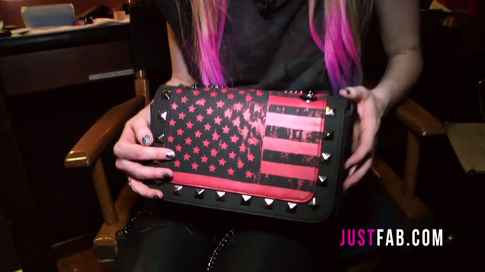 What's In Avril's Bag 060