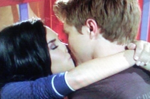 stering knight si demi lovato kiss