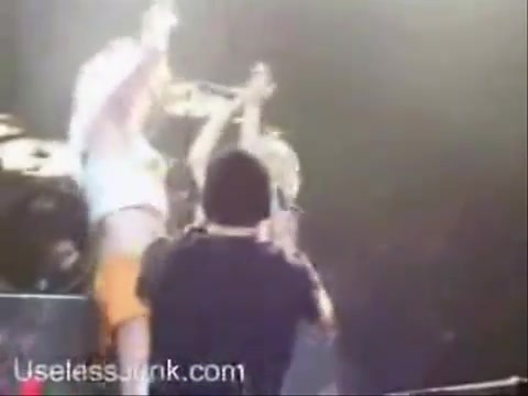 Avril Lavigne - Paparazzi (Various Footage Part 1) 2990