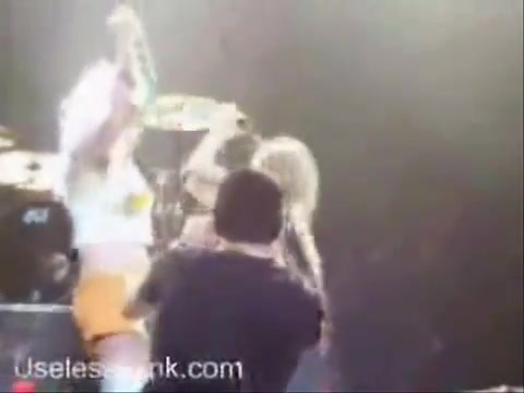 Avril Lavigne - Paparazzi (Various Footage Part 1) 2994