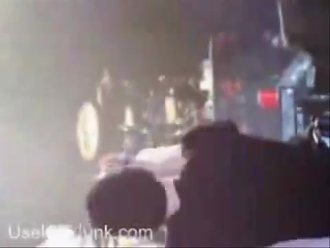 Avril Lavigne - Paparazzi (Various Footage Part 1) 3542