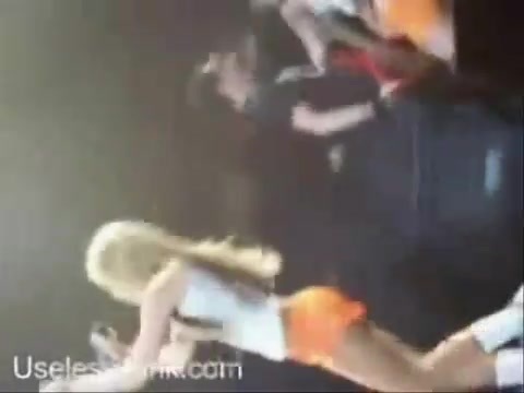 Avril Lavigne - Paparazzi (Various Footage Part 1) 3114