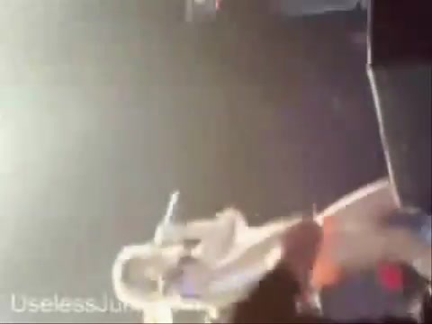 Avril Lavigne - Paparazzi (Various Footage Part 1) 3199