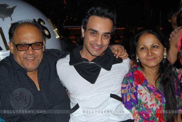 182769-alok-nath-angad-hasija-at-ye-rishta-kya-kehlata-hai-800-episode
