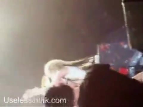 Avril Lavigne - Paparazzi (Various Footage Part 1) 3390