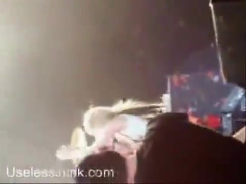 Avril Lavigne - Paparazzi (Various Footage Part 1) 3392