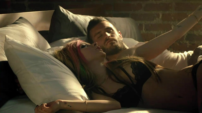Avril Lavigne - What The Hell_youtube_original 0166