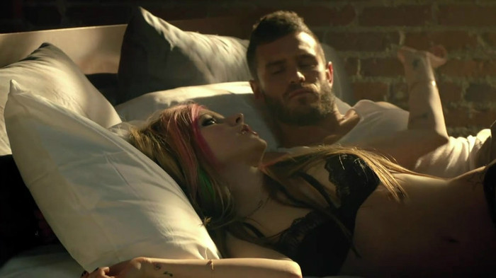 Avril Lavigne - What The Hell_youtube_original 0174