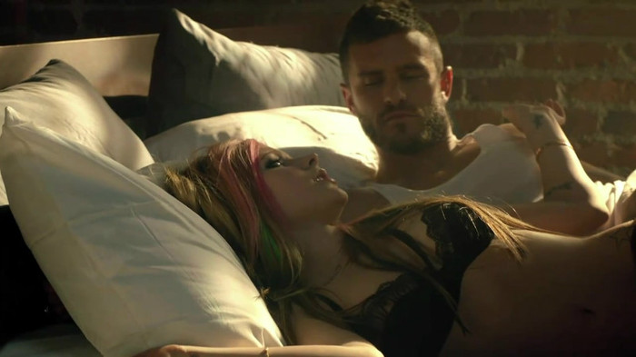 Avril Lavigne - What The Hell_youtube_original 0178