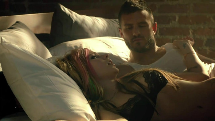 Avril Lavigne - What The Hell_youtube_original 0180