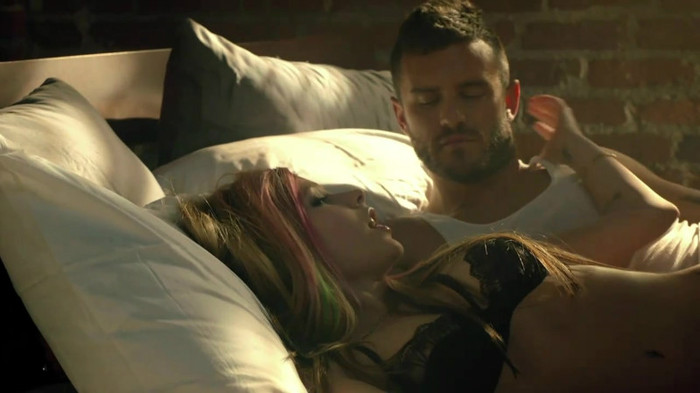 Avril Lavigne - What The Hell_youtube_original 0185